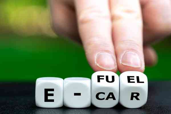 E-Fuel auf Holzwuerfel