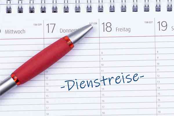 Kalender mit Schrift Dienstreise darauf
