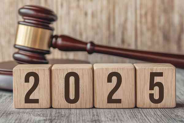 Richterhammer und Aufschrift 2025