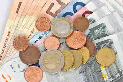 Geldscheine und Münzen
