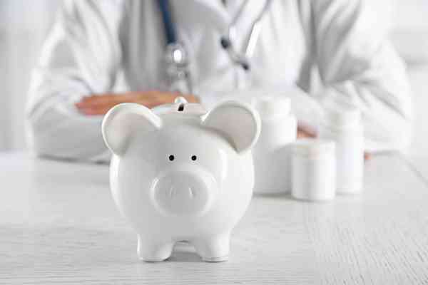 Arzt sitz hinter Sparschwein