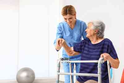 Pflegerin mit alter Dame